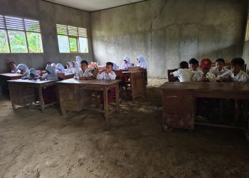 Siswa Belajar Beralas Lantai Tanah, Disdik Pandeglang Targetkan Desember 2025 Selesai Rehab