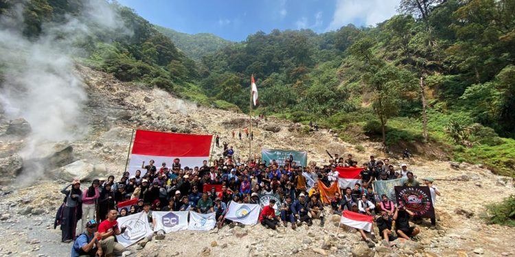 Komunitas Pendaki Kibarkan Merah Putih di Kawah Gunung Pulosari
