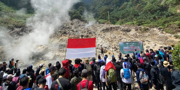 Kibarkan Merah Putih di Gunung Pulosari, Dispar Pandeglang Apresiasi Komunitas Pendaki