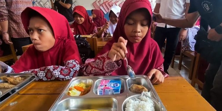 Program MBG Dimulai di Lebak, 3.700 Siswa-siswi Santap Menu Makan Ayam Goreng dan Sayur