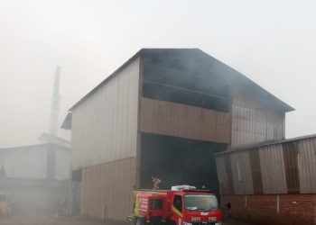 PT. Seijin Rangkasbitung Terbakar, Damkar Lebak Masih Berusaha Memadamkan Api