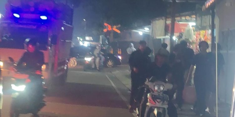 Pengendara Sepeda Motor dan Massa Aksi Kocar Kacir Hindari Gas Air Mata