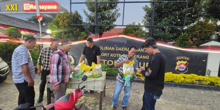 Polsek Cikupa Gelar Gerakan Pangan Murah, Beras Habis Terjual