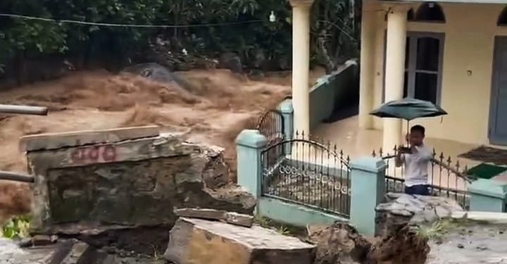 Sungai Cisimeut Meluap, Jembatan di Lebak Rusak Diterjang Luapan Sungai