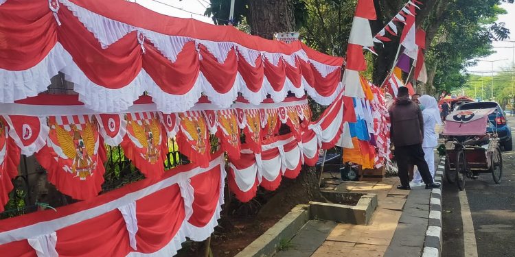 Keluh Penjual Bendera di Lebak, Cuma Dapat Rp50 Ribu Sehari