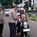 Sambut HUT RI, Polisi di Pandeglang Bagikan Bendera Merah Putih