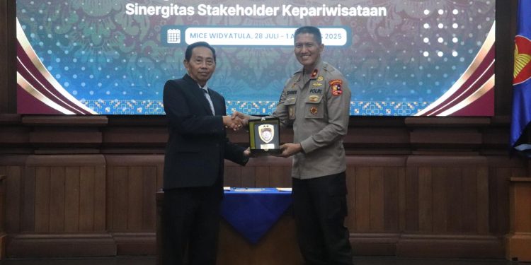 Perkuat Pariwisata, 30 Polisi Selesaikan Pelatihan Polisi Pariwisata TA.2025 di Poltekpar Bali