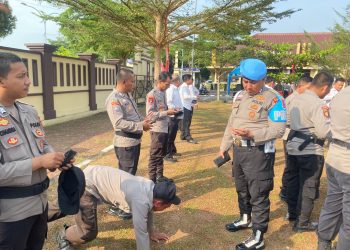 Pastikan Tidak Ada yang Bermain Judi Online, Propam Polres Serang Periksa Ponsel Anggota