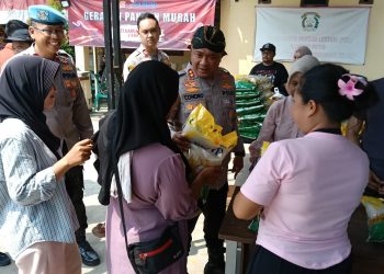 Belanja di Stand Gerakan Pangan Murah, Ibu-ibu dan Janda Dapat Hadiah dari Kapolres Serang