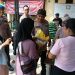 Belanja di Stand Gerakan Pangan Murah, Ibu-ibu dan Janda Dapat Hadiah dari Kapolres Serang
