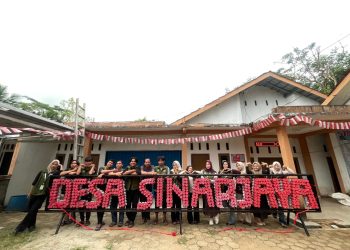 Mahasiswa UNMA Ubah Sampah Plastik Menjadi Plang Nama Desa