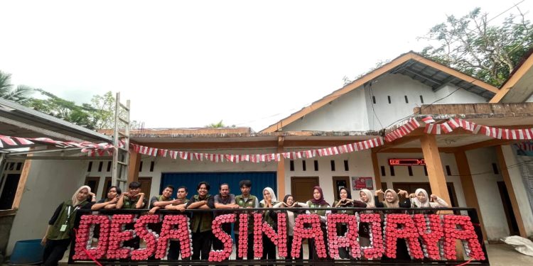 Mahasiswa UNMA Ubah Sampah Plastik Menjadi Plang Nama Desa