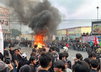 Massa Aliansi Mahasiswa Banten Mulai Bakar Ban Bekas hingga Sofa di Perempatan Ciceri Kota Serang
