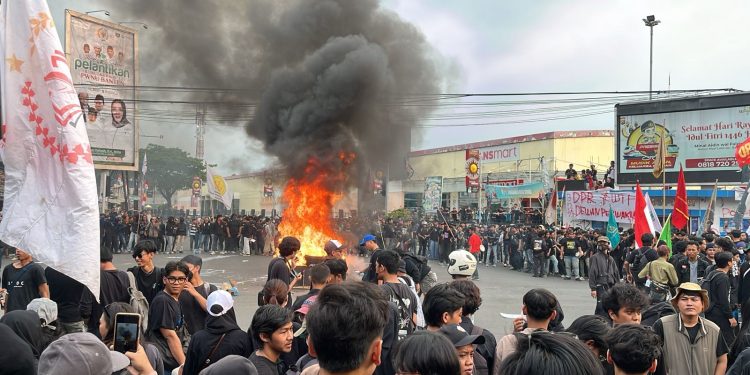 Massa Aliansi Mahasiswa Banten Mulai Bakar Ban Bekas hingga Sofa di Perempatan Ciceri Kota Serang