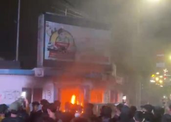 Massa Aliansi Mahasiswa Banten Bakar Pos Polisi di Serang