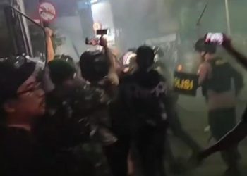 Pecah, Massa Aksi di Serang Bentrok dengan Aparat 