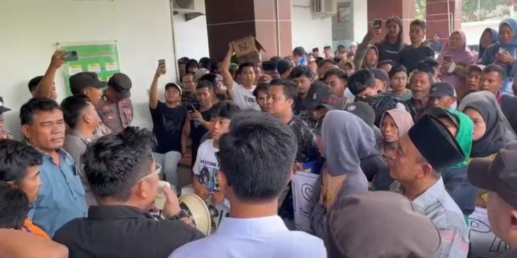 Kantor PN Serang Sempat Tegang, Warga Protes Remaja Pembunuh Penjaga BRILink Hanya Divonis 10 Tahun