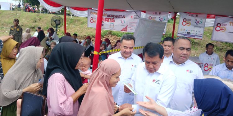 Hadiri Lomba PMR, Bupati Maesyal Berikan Sembako kepada Masyarakat Solear