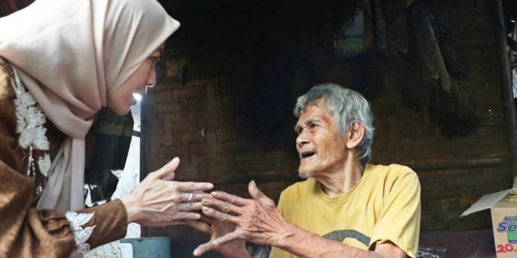 Dengan Mata Berkaca-kaca, Bupati Ratu Zakiyah Minta Rumah Lansia yang Tinggal di Rutilahu Dibangun