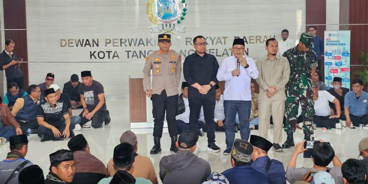 Demo Kembali Batal, Ratusan Warga Justru Padati DPRD Tangsel Nyatakan Dukungan