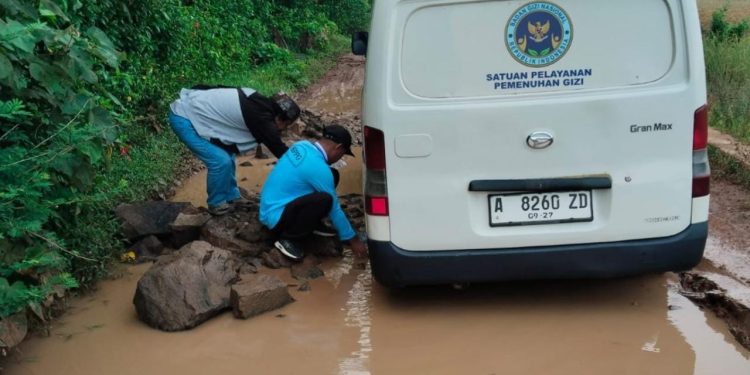 Mobil Pendistribusian MBG di Pandeglang Terhambat Jalan Rusak, Begini Cerita Petugas