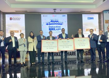 Regional CEO BRI Region 8 Jakarta 3, Moch Suratin memberi penghargaan kepada BRI Ahmad Yani