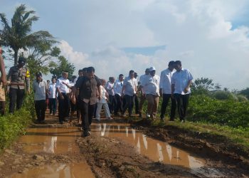 Jalan Penghubung Dua Desa di Sindang Jaya Rusak Parah, Anggota DPRD Kabupaten Tangerang Terjatuh