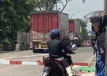 Truk Kontainer Terjebak di Perlintasan Kereta Kebonsari, Lalu Lintas Cilegon Macet