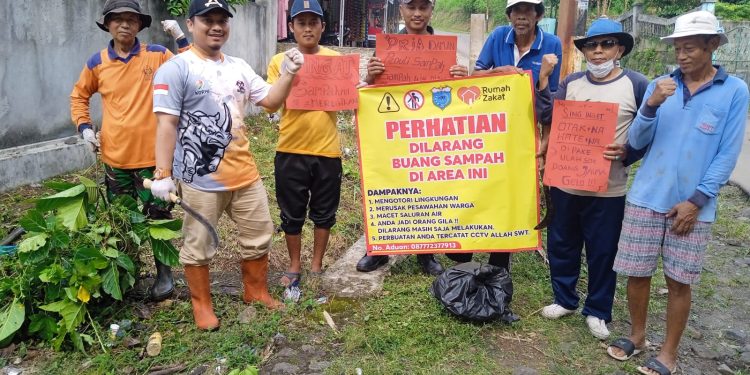 Anggota DPRD Pandeglang Gelar Aksi Bersih-Bersih Sampah di Desa Ciinjuk