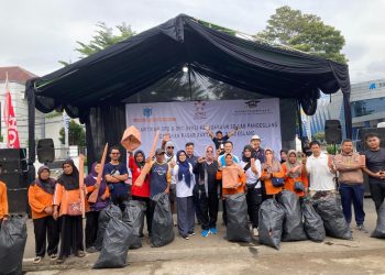 Ratusan Orang Ikut Aksi Bersih Sampah di Kawasan Alun-alun Pandeglang 