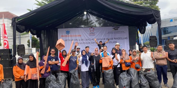 Ratusan Orang Ikut Aksi Bersih Sampah di Kawasan Alun-alun Pandeglang 