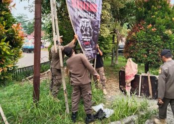 Habis Masa Tayang, Puluhan Reklame di Pandeglang Dicopot Satpol-PP 