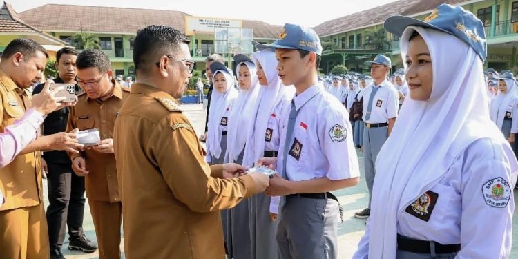 Gubernur Andra Soni Pastikan Program Sekolah Gratis Berjalan di Banten, Tinjau Langsung ke Sekolah
