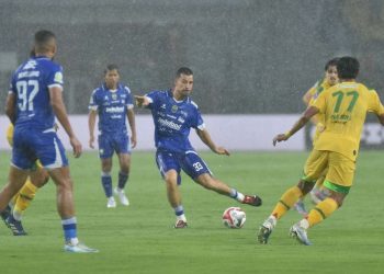 Thom Haye Sebut Debut Lawan Persebaya Laga Debut “Gila”