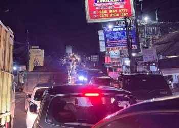 Jembatan Cirokoy Dibangun, Pengendara Terjebak Macet Berjam-jam di Jalan Pandeglang-Labuan