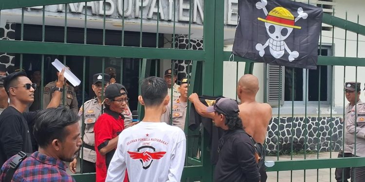 Warga Gelar Aksi Kritik Tunjangan Anggota Dewan, Pasang Bendera One Piece