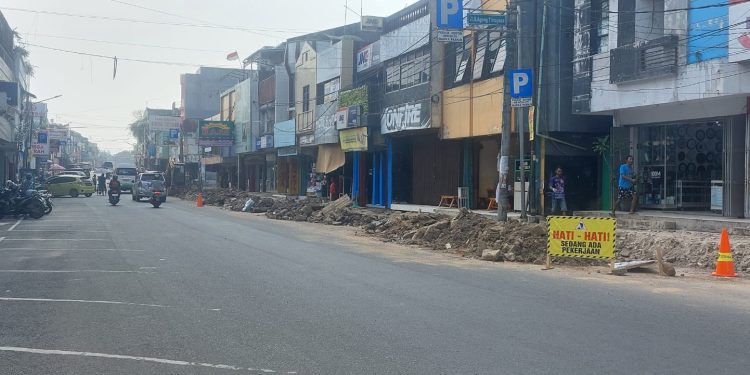 Pemilik Toko Kawasan Pasar Royal Keluhkan Drainase Buruk