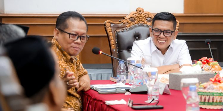 Pimpin Rapat LKS Tripartit, Gubernur Andra Soni Dengar Masukan Pengusaha dan Pekerja