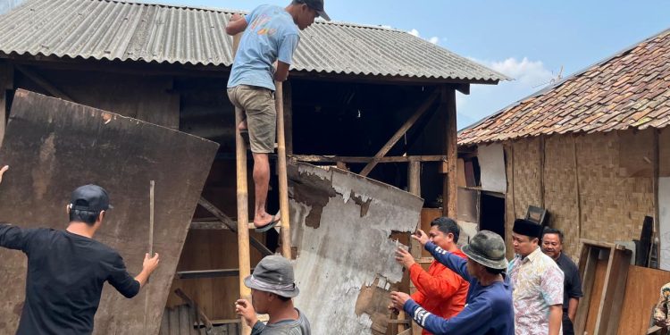 DPRD Pandeglang Bersama Warga Gotong Royong Bongkar Rumah Tidak Layak Huni