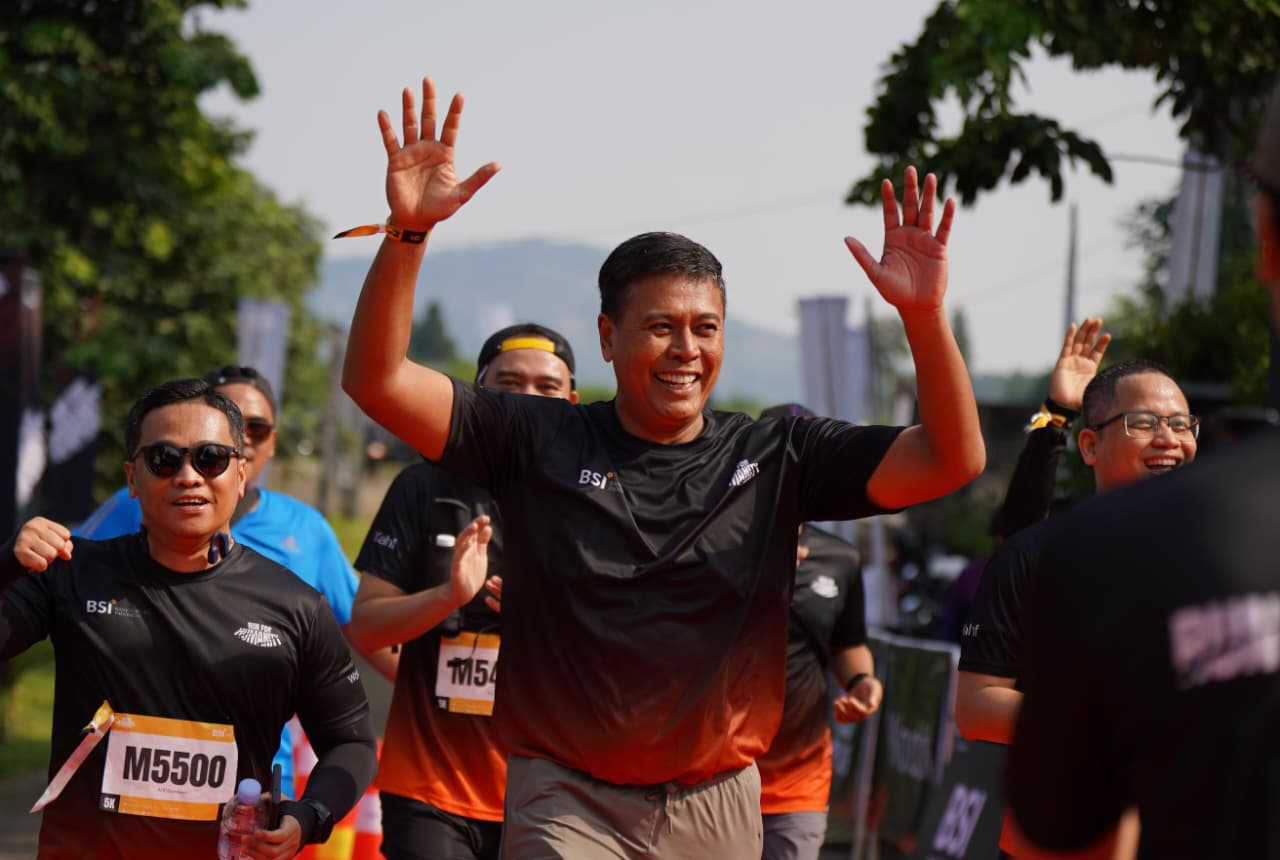 Direktur Utama BSI Anggoro Eko Cahyo berhasil finish 5K di Run For Humanity Trail Run Sentul 2025 di Foothill Forest Sentul, Sabtu (11/10).