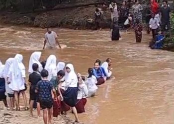 Viral! Gegara Jembatan Putus, Pelajar di Pandeglang Bertaruh Nyawa Sebrangi Sungai