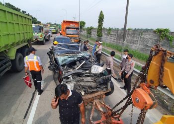 Rem Blong, Dump Truk Tabrak Xpander Sampai Ringsek di Exit Tol Cilegon Timur