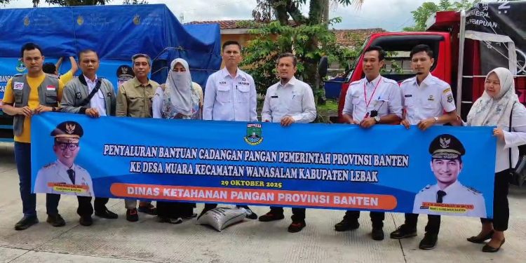 Gagal Melaut, Gubernur Banten Beri Bantuan Beras ke Nelayan Wanasalam