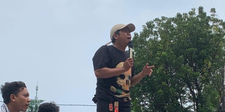 Aktivis di Kabupaten Tangerang saat orasi pada peringatan Hari Sumpah Pemuda 2025.