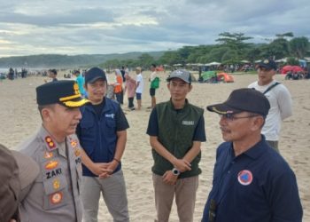 Gelombang Tinggi, Balawista Lebak Ingatkan Wisatawan Tidak Nekad Berenang