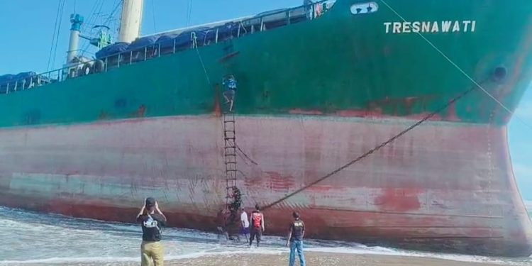 Kapal Kargo Tresnawati Dua Bulan Terdampar di Cibitung Kabuputen Pandeglang