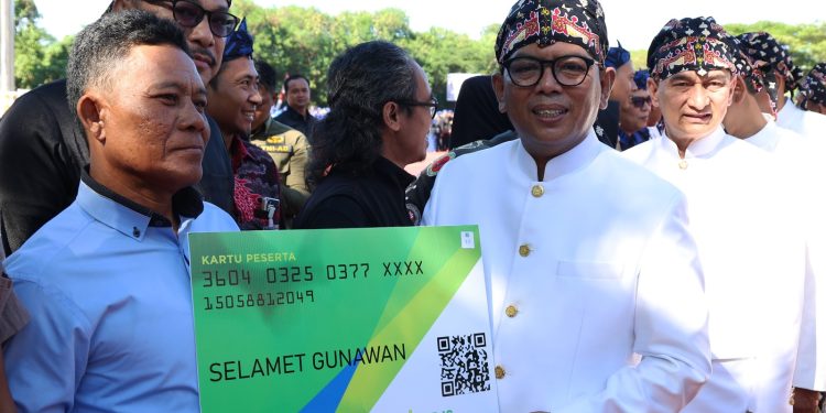 Andra Soni Beri Jaminan Sosial kepada 4 Ribu Pekerja Rentan