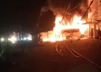 Trafo PLN Meledak di Pakupatan Serang, Satu Mobil Travel dan Motor Hangus Terbakar