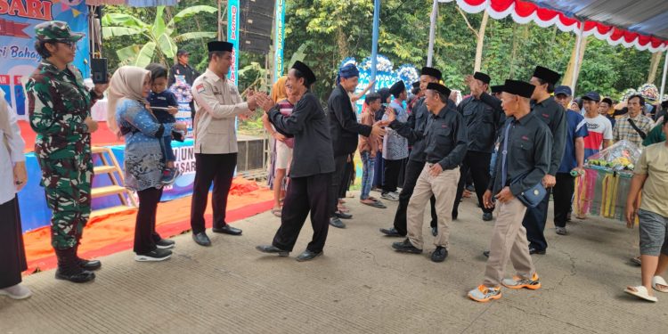 Bentuk Rasa Syukur, Warga Desa Sukasari Bawa Hasil Bumi ke Kantor Desa
