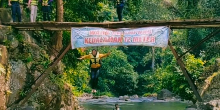 Ingin Jumping dan Berenang di Air Jernih Alami? Kunjungi Curug Leuwi Bumi